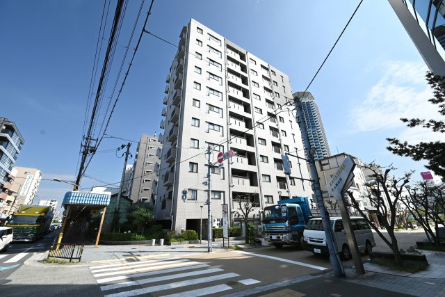 藤和シティホームズ吹田駅前の外観|大阪メトロ御堂筋線「江坂」駅徒歩2分の交通至便立地物件です。即日のご案内が可能となっております。皆様からのご連絡を心よりお待ちしております。