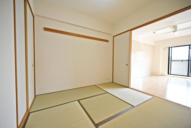 藤和シティホームズ吹田駅前の和室|リビング横には和室があるので小さなお子様の遊び場やお昼寝空間としても利用できます。