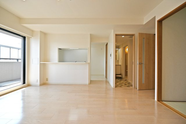 藤和シティホームズ吹田駅前の居間・リビング|南向きのバルコニーに面しており、日中は常に明るい光が降り注ぐ快適空間になっています。