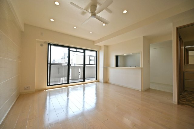 藤和シティホームズ吹田駅前の居間・リビング|リビングダイニングに対して対面式キッチンを配しているので、お料理の際でも家族が顔を合わせやすくなっておりコミュニケーションも自然と増えていきます。