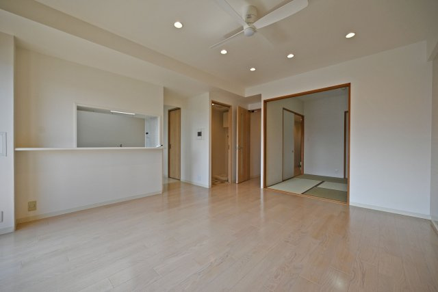 藤和シティホームズ吹田駅前の居間・リビング|ダイニングテーブルやソファーセット、テレビボードを設置しても十分な広さとなっています。