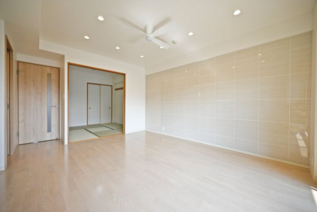 藤和シティホームズ吹田駅前の居間・リビング|家族みんなの寛ぎ空間であるリビングも全面リフォームの為、美しく生まれ変わっています。