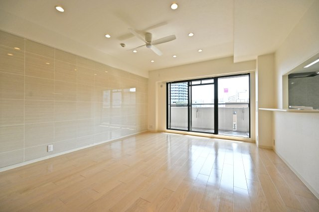 藤和シティホームズ吹田駅前の居間・リビング|家族のコミュニケーションスペースであるリビングはキッチンと合わせて約14帖の広さになっています。