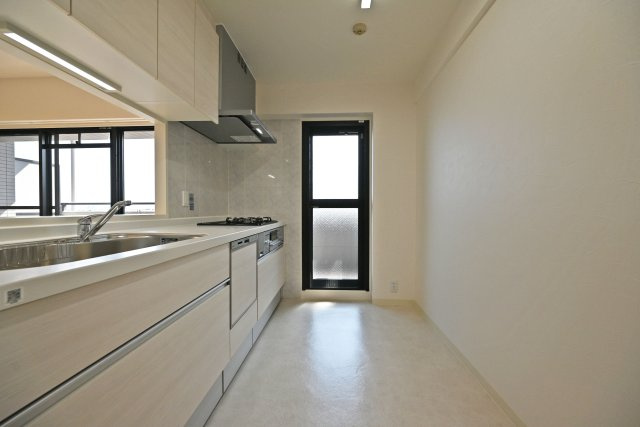 藤和シティホームズ吹田駅前のキッチン|キッチンの背面まで十分な広さが確保されているため、料理中も後ろを人が通ることができます。