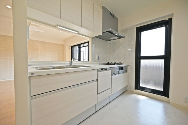 藤和シティホームズ吹田駅前のキッチン|キッチンの隣にはバルコニーへと続く勝手口が設けられており、料理中に発生した生ごみ等も屋外へ出すことができます。