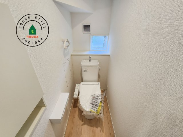 福岡市西区今宿東3丁目第10-6棟(1号棟)のトイレ|トイレ・ウォシュレット付。快適で衛生的な洗浄機能付温水シャワートイレです。収納や手すりもついてます。