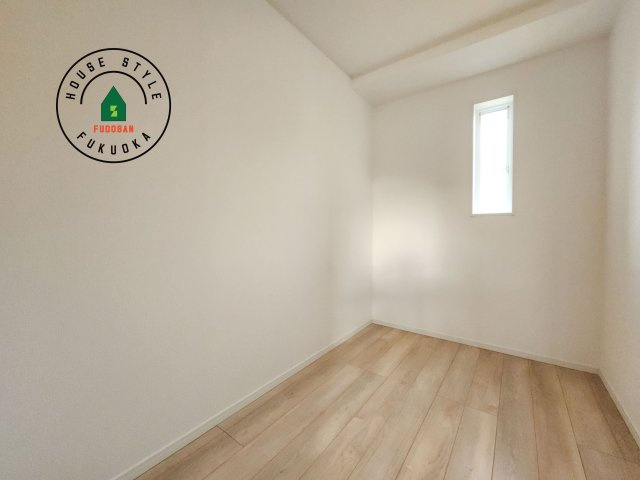 福岡市西区今宿東3丁目第10-6棟(1号棟)の収納|【WIC（ウォークインクローゼット）】 たくさんの洋服をかけてもシワになりにくいウォークインクローゼット。洋服以外にも、普段使わない家電やスーツケース、ストック品など何でも片付く嬉しい空間です。