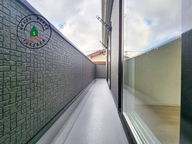 福岡市西区今宿東3丁目第10-6棟(1号棟)のバルコニー|バルコニーに自分のこだわりをもたせる。120％自由自在のバルコニー。もちろんお洗濯物を干す、ゴミを一時保管するなどもおまかせください。バルコニーを多目的スペースとして考えてみましょう。