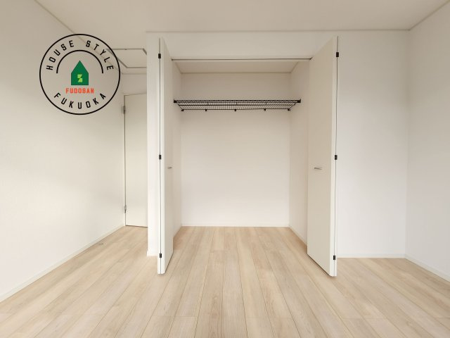 福岡市西区今宿東3丁目第10-6棟(1号棟)の内観：施工例|壁面クローゼットのメリットは、衣類が横一列に並ぶためひと目で洋服が選びやすいこと。衣類をたくさんお持ちの方も、限られたスペース内に無理なく収納することができます。