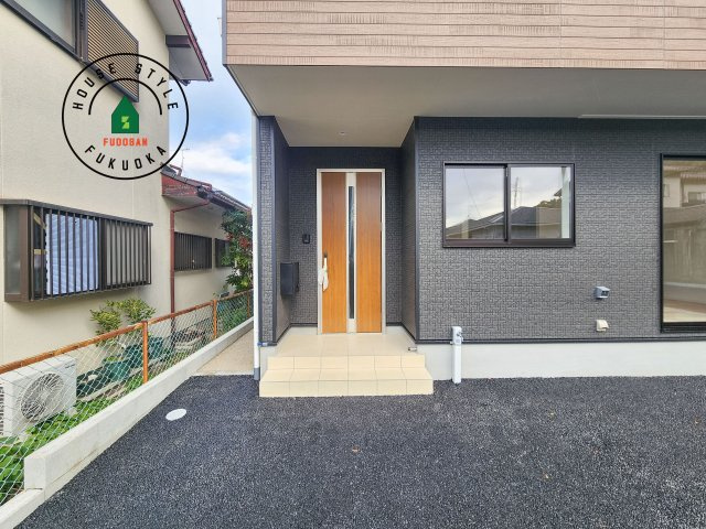 福岡市西区今宿東3丁目第10-6棟(1号棟)の外観：施工例|地盤調査済 / 玄関へ向かうまでのアプローチに漂う上質が期待感をもたせます。玄関は建物の顔。落着きを醸し出した自己主張が心に訴えてきます。