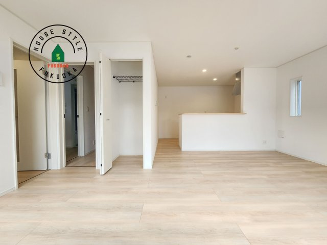 福岡市西区今宿東3丁目第10-6棟(1号棟)の居間・リビング|キッチンからリビングをしっかり確認できます。家族の笑顔があふれる空間になりそうですね。