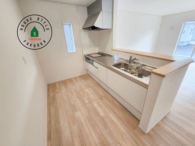 福岡市西区今宿東3丁目第10-6棟(1号棟)の内観：施工例|カウンターキッチンなら、リビングで遊ぶ子供の様子を見ながら料理ができるので安心です。料理を運んでもらったり、子供にお手伝いしてもらいやすいのもいいですね。