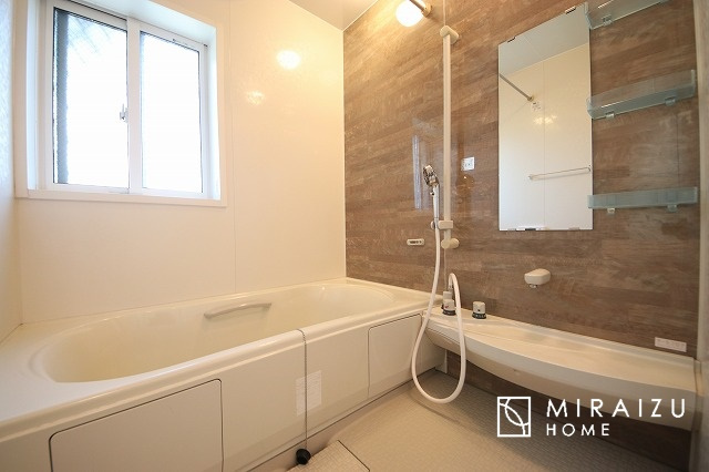 【浴室】 | お子さんとわいわいと楽しいバスタイムもよし、一人でゆったりと入るのもよし、浴室換気乾燥機付きのユニットバス。お洗濯物を干せるだけでなく、カビ防止にもなります。