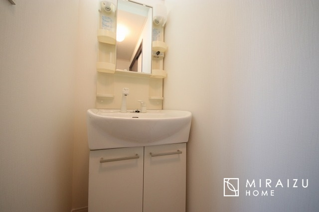 【独立洗面台】 | 洗濯機置き場、脱衣スペースもしっかりと確保されている洗面室。
水回りが集結した間取りなので、お料理やお洗濯物、お掃除の同時進行も可能です。