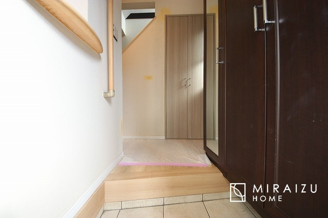 【玄関】 | 永く住むからこそシンプルで飽きのこないデザインに。ただいま、おかえりの温かな声が聞こえる玄関。