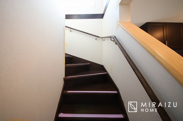 【内装】 | 安全性に配慮した手すり、清潔感や明るい陽光を取り入れてくれる窓がある階段。LED照明付きでお財布にもやさしいつくり。