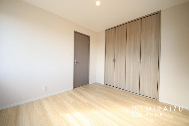 【洋室】 | 暮らしやすさを考えたプランで快適な現地ロケーションを実現。安らぎに満たされる、ゆとりのある日々を過ごせます♪