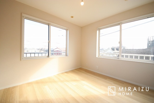 【寝室】 | 日当たりの良いお家は嬉しいですよね。それぞれ価値観が分かれる箇所です、実際に内覧して日当たりの心地よさをご体感下さいね♪