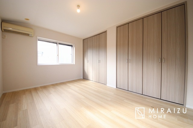 【洋室】 | 暮らしやすさを考えたプランで快適な現地ロケーションを実現。安らぎに満たされる、ゆとりのある日々を過ごせます♪