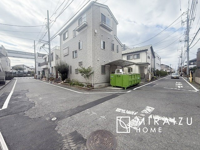 【外観】 | 青く澄み渡った綺麗な空と、陽の光をたっぷりと受ける、そんな住宅で新生活をスタートしてみませんか？見学・ご相談等、ミライズホーム(株)までお気軽にご連絡下さい。