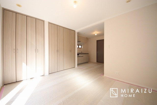 【洋室】 | 日当たりの良いお家は嬉しいですよね。それぞれ価値観が分かれる箇所です、実際に内覧して日当たりの心地よさをご体感下さいね♪