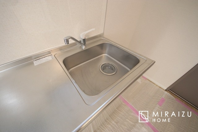 【キッチン】 | 日当たりの良いお家は嬉しいですよね。それぞれ価値観が分かれる箇所です、実際に内覧して日当たりの心地よさをご体感下さいね♪