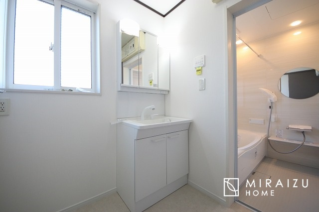 【独立洗面台】 | 建物完成につき、実際のお部屋をごゆっくりご見学いただけます。お休みの日にご家族で見学はいかがでしょう。