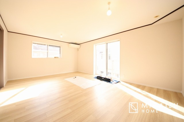 【居間・リビング】 | お子さんが宿題をしたり、ちょっとした作業もできる、家族みんながそれぞれの時間を過ごせるリビングです。