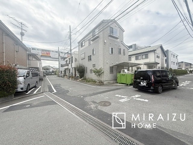 【前面道路含む現地写真】 | 陽当たりが心地の良いリビング空間です。日中はカーテンを開けて自然な光を取り込みリラックスして過ごしたいですね、照明器具もセンスの良いものを使いたいですね。
