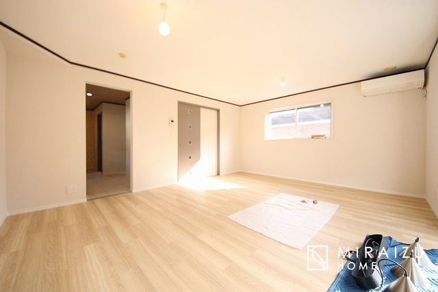 【居間・リビング】 | 食事を取るスペースもリラックスしてくつろげるスペースもお子さんが勉強するスペースも兼ね備えたリビングダイニング。