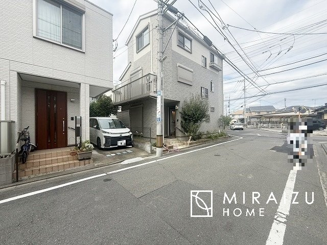 【外観】 | 大きな窓が特徴のリビングでは、太陽光も沢山取り込むことが出来てお家の中にいても日光浴が可能ですね、開放的な空間です。インテリア選びも楽しそう、ご家族様で相談しながらインテリア配置も楽しみたいです