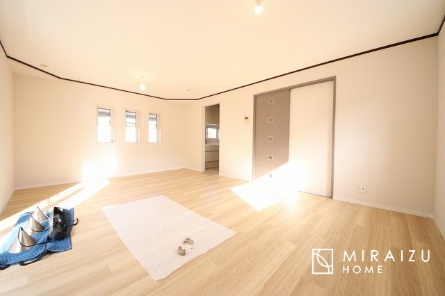 【居間・リビング】 | 窓が多いと温かな太陽の光と心地いい風が室内へと入ります。家族が集まるリビングは明るく過ごしやすいつくりです。窓が多いお家は住みやすい証です。