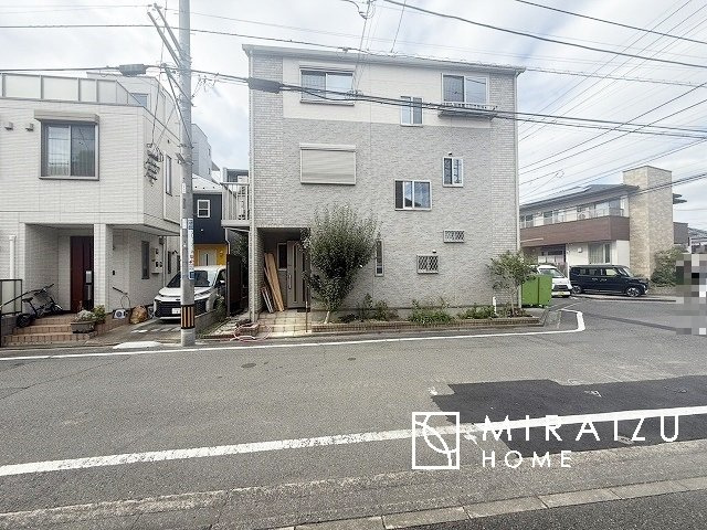 【前面道路含む現地写真】 | 明るい光が取り入れられる空間設計のリビングです。インテリア配置もしやすい間取りです。壁や床の色と合わせて落ち着いたインテリアも選びたいですね♪グリーンを飾っても素敵だと思います。
