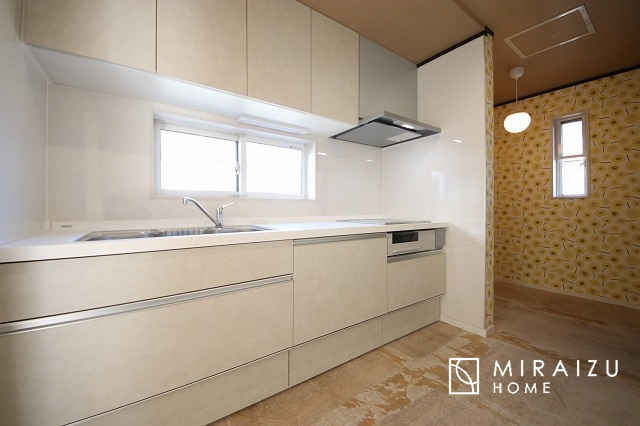 【キッチン】 | 収納に様々な工夫がされていて出しやすく片付けやすい、散らかりにくいキッチンになっています！人工大理石の天板や深型シンクなど、デザイン性と機能性を兼ね備えているので見せたいキッチンになっています。