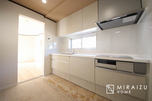 【キッチン】 | 広々としたキッチンは大きな深型シンク、3口コンロ、換気扇、大きなお鍋から小物まで取り出しやすさを考えられた引き出し収納の付いたシステムキッチンです。