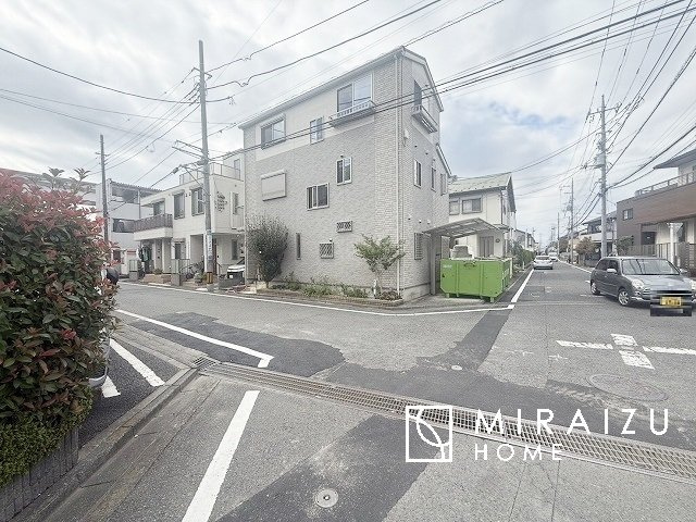 【外観】 | スッキリとした形が上品な広々ワイドキッチンです。窓もあり明るい空間の中で毎日お料理することが可能です。収納スペースも広いのが嬉しいですね。