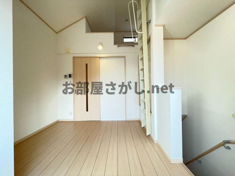 シャイニーソフト高円寺【人気のロフト付き／2026年1月入居可】の居間・リビング