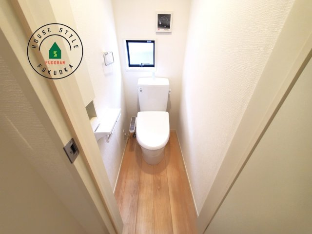 福岡市西区今宿東3丁目第10-6棟(2号棟)の内観：施工例|トイレ・ウォシュレット付。快適で衛生的な洗浄機能付温水シャワートイレです。収納や手すりもついてます。