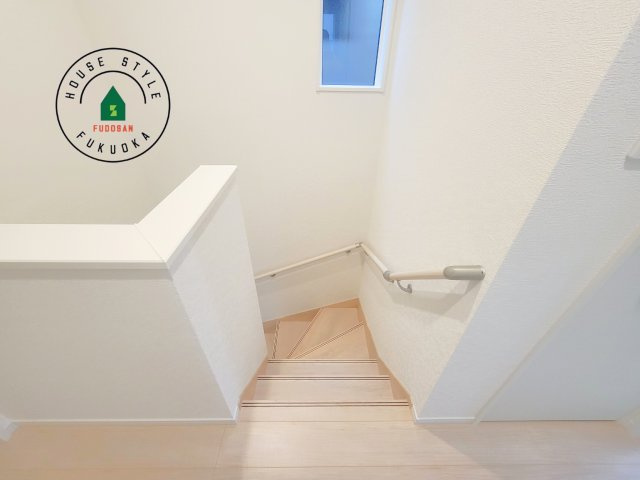福岡市西区今宿東3丁目第10-6棟(2号棟)の内観：施工例|＜手すり付階段＞手すりがないと階段の昇り降りで危険なことはもちろん、壁に手をつきながら歩くことで壁紙が汚れやすくなります。すべての方に快適に昇り降りしていただくため、手すりを設置しました。
