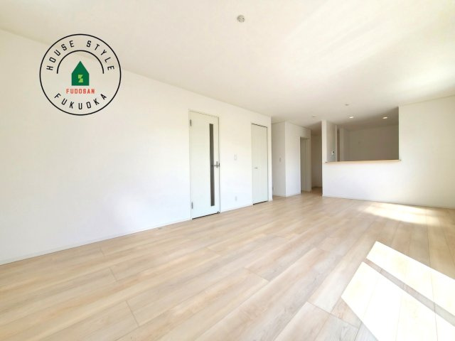 福岡市西区今宿東3丁目第10-6棟(2号棟)の内観：施工例|キッチンからリビングをしっかり確認できます。家族の笑顔があふれる空間になりそうですね。※家具はCGを合成したものです。