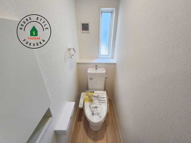 福岡市西区今宿東3丁目第10-6棟(3号棟)のトイレ|トイレ・ウォシュレット付。快適で衛生的な洗浄機能付温水シャワートイレです。収納や手すりもついてます。