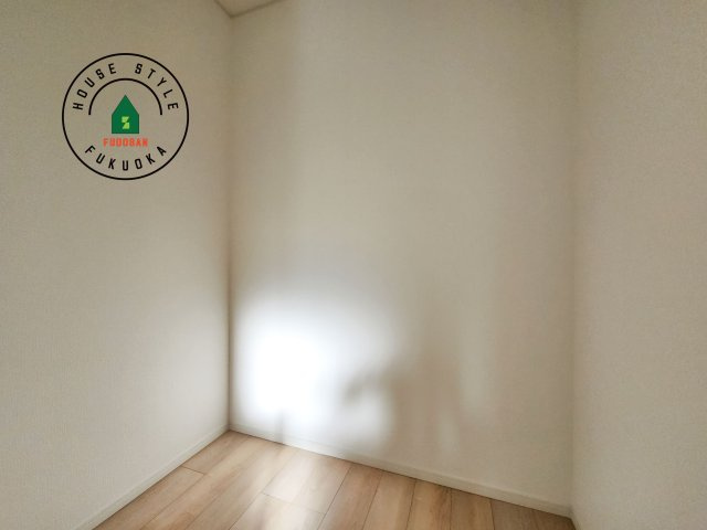 福岡市西区今宿東3丁目第10-6棟(3号棟)の内観：施工例|【WIC（ウォークインクローゼット）】 たくさんの洋服をかけてもシワになりにくいウォークインクローゼット。洋服以外にも、普段使わない家電やスーツケース、ストック品など何でも片付く嬉しい空間です。