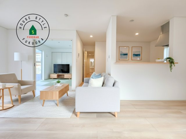 福岡市西区今宿東3丁目第10-6棟(3号棟)の居間・リビング|明るく開放的なリビングダイニングは豊かな陽光が注ぎ込み、やすらぎの空間を演出してくれます。ご家族で楽しいひとときをお過ごし下さい。※家具はCGを合成したものです。