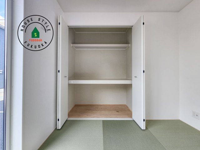 福岡市西区今宿東3丁目第10-6棟(3号棟)の内観：施工例|壁面クローゼットのメリットは、衣類が横一列に並ぶためひと目で洋服が選びやすいこと。衣類をたくさんお持ちの方も、限られたスペース内に無理なく収納することができます。