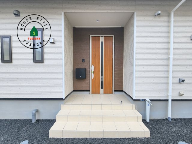 福岡市西区今宿東3丁目第10-6棟(3号棟)の外観：施工例|地盤調査済 / 玄関へ向かうまでのアプローチに漂う上質が期待感をもたせます。玄関は建物の顔。落着きを醸し出した自己主張が心に訴えてきます。