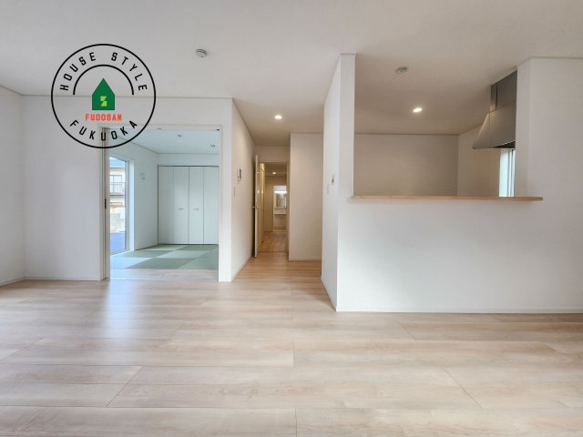 福岡市西区今宿東3丁目第10-6棟(3号棟)の居間・リビング|キッチンからリビングをしっかり確認できます。家族の笑顔があふれる空間になりそうですね。