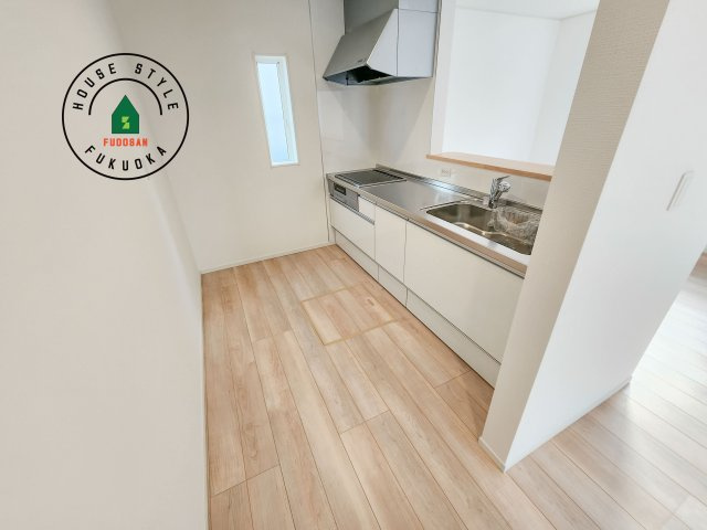 福岡市西区今宿東3丁目第10-6棟(3号棟)のキッチン|カウンターキッチンなら、リビングで遊ぶ子供の様子を見ながら料理ができるので安心です。料理を運んでもらったり、子供にお手伝いしてもらいやすいのもいいですね。