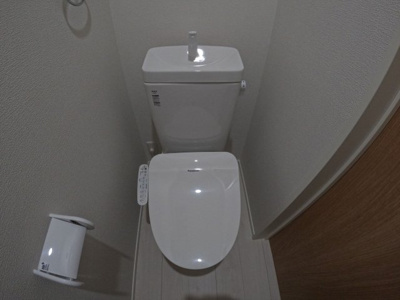 【トイレ】 | La chic TERACE | 温水洗浄便座付きのトイレです