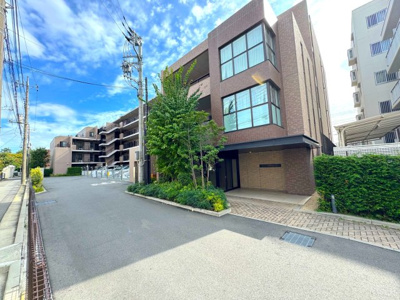 【外観】 | 2020年2月築！駅までフラットアプローチ9分！ディアスタ横浜瀬谷 | 歩道はインターロッキングでデザイン！潤い豊かな植栽が建物へと導く上質なアプローチ！