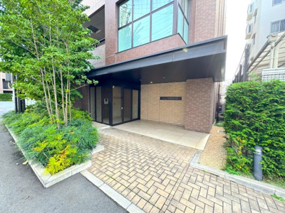 【外観】 | 2020年2月築！駅までフラットアプローチ9分！ディアスタ横浜瀬谷 | 風格のある表情を設えたエントランス。オートロック機能や、防犯カメラも装備した、安心できる暮らし。